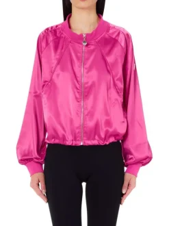 Blouson fuchsia uni coupe bombers avec un col montant et un patch métallique