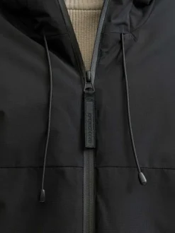 Blouson imperméable noir uni à coupe droite avec un col à capuche
