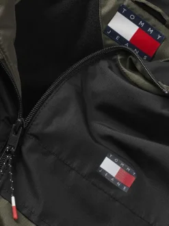 Blouson kaki uni avec un col col à capuche et une coupe droite
