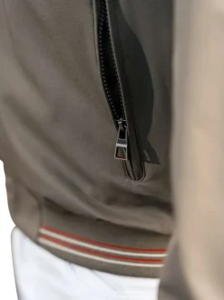 Blouson kaki uni avec une coupe droite un col montant et une fermeture zippée