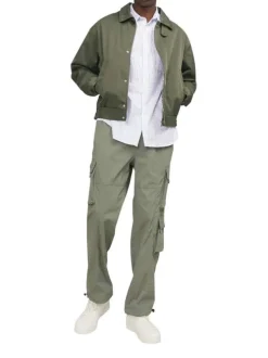 Blouson kaki uni coupe droite avec un col français et des poches latérales