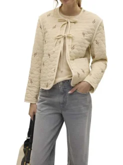 Blouson manches longues écru matelassé avec une coupe droite et un col rond