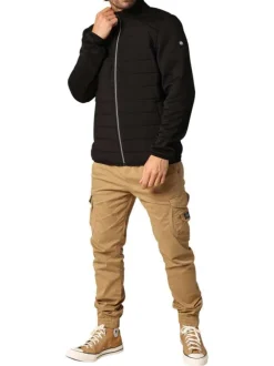 Blouson marine avec un col montant zippé et logo de la marque sur une manche