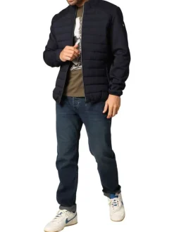 Blouson marine avec un col montant zippé et logo de la marque sur une manche