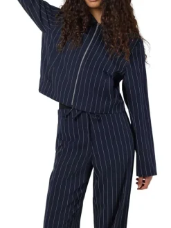 Blouson marine à rayures avec une coupe droite et un col chemise