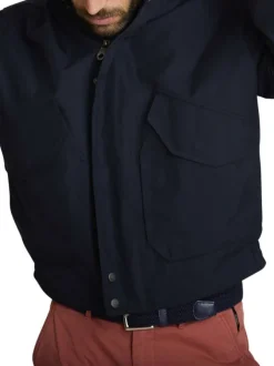 Blouson marine uni avec une coupe ajustée, un zip et des boutons-pressions