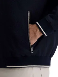 Blouson marine uni avec une coupe droite et une fermeture zippée