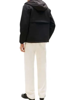 Blouson noir avec un col à capuche et une fermeture à glissière