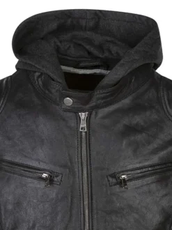 Blouson noir en cuir de mouton avec une coupe droite et un col à capuche