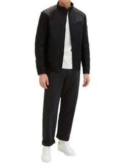 Blouson noir en simili cuir avec une coupe droite et un col montant