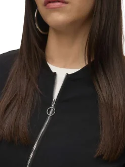 Blouson noir uni avec une fermeture zippée et une coupe droite