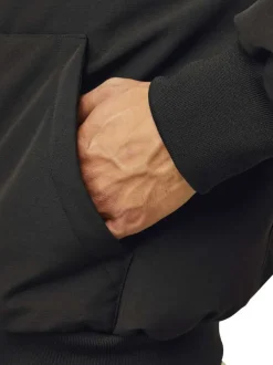 Blouson noir uni à coupe droite avec un col à capuche et fermeture zippée