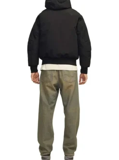 Blouson noir uni à coupe droite avec un col à capuche et fermeture zippée