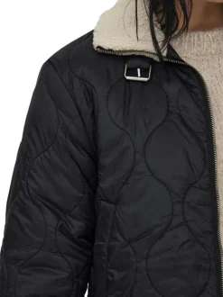 Blouson noir uni à fermeture zippée avec une coupe droite et un col à rabats