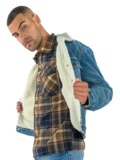 Blouson sherpa fourré en coton bleu jean avec une coupe droite