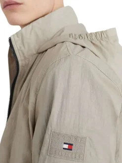 Blouson zippé beige uni avec une coupe droite et un col montant