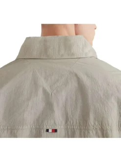 Blouson zippé beige uni avec une coupe droite et un col montant