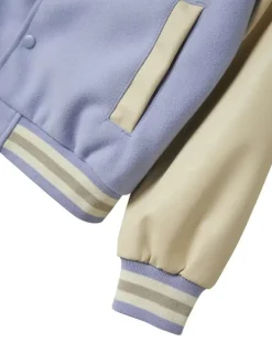 Bomber lilas pourvu d'une fermeture boutonnée et de poches plaquées