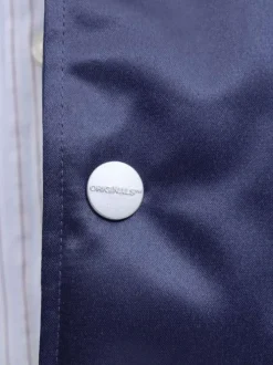 Bomber bleu marine rayé avec une coupe droite et des boutons pressions