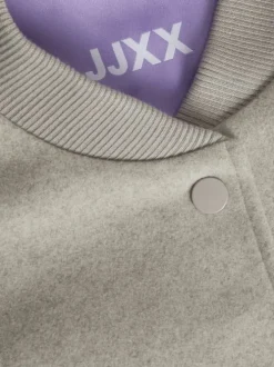 Bomber gris clair uni à coupe et un col bomber et une fermeture boutonnée