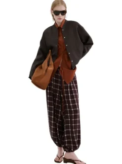 Bomber marron uni avec une coupe droite et un col rond en bord-côte