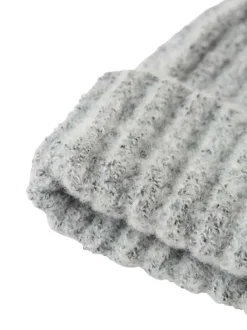 Bonnet gris clair moucheté en maille tricotée doux avec un revers