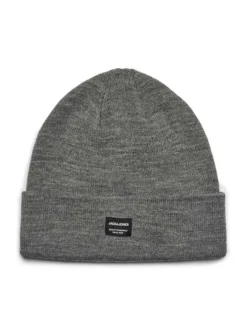 Bonnet gris uni avec un revers large et une petite étiquette à l'avant