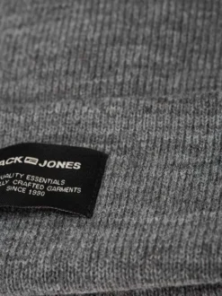 Bonnet gris uni avec un revers large et une petite étiquette à l'avant
