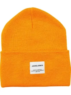 Bonnet moutarde uni avec une étiquette blanche cousue sur l'ourlet