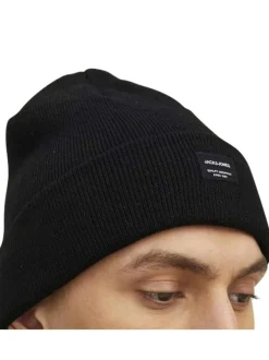 Bonnet noir uni avec une étiquette cousue sur l'ourlet