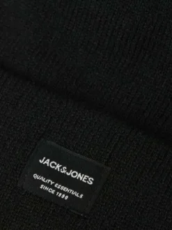 Bonnet noir uni avec une étiquette cousue sur l'ourlet