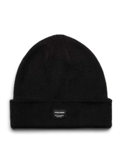 Bonnet noir uni avec une étiquette cousue sur l'ourlet
