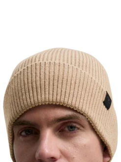 Bonnet beige uni en maille tricotée avec un logo en relief brodé