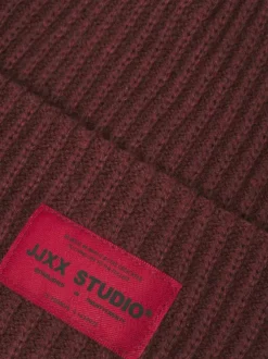 Bonnet bordeaux uni en maille avec l'étiquette de la marque à l'avant