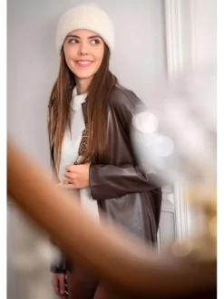Bonnet écru uni avec large revers côtelé et fil en lurex