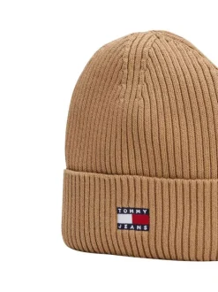 Bonnet en coton beige uni côtelé avec étiquette de la marque sur l'avant