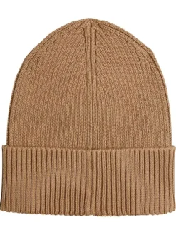 Bonnet en coton beige uni côtelé avec étiquette de la marque sur l'avant