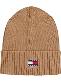 Bonnet en coton beige uni côtelé avec étiquette de la marque sur l'avant