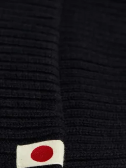 Bonnet en coton biologique noir uni avec étiquette blanche cousue