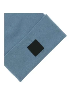 Bonnet en coton bleu uni avec un patch cousu sur le revers