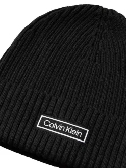 Bonnet en coton noir uni avec un revers sur le bas et nom iconique