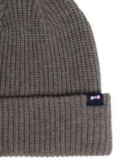 Bonnet gris en maille tricotée orné du patch de la marque
