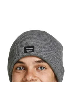 Bonnet gris uni avec une étiquette noire cousue sur l'ourlet