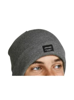 Bonnet gris uni avec une étiquette noire cousue sur l'ourlet