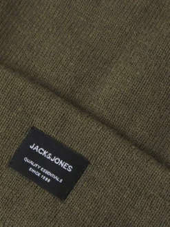 Bonnet kaki uni avec un petit patch noir brodé sur le devant et un revers