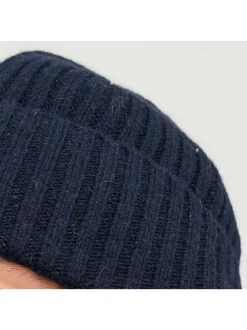 Bonnet marine uni avec une étiquette d'authentification à l'avant