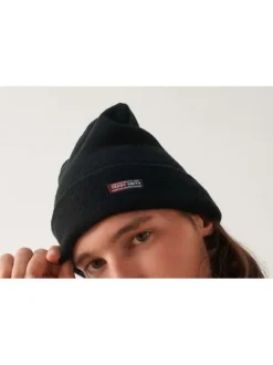 Bonnet noir en maille unie à revers avec étiquette cousue