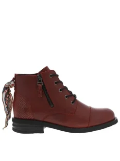 Boots bordeaux en cuir à talon plat avec ruban multicolore amovible sur la languette arrière