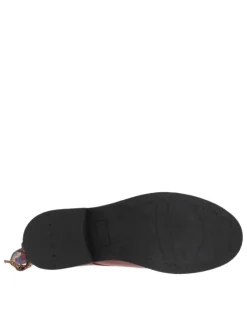 Boots bordeaux en cuir à talon plat avec ruban multicolore amovible sur la languette arrière