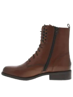Boots en cuir cognac aspect fumé à talon plat avec lacets ronds et zip latéral